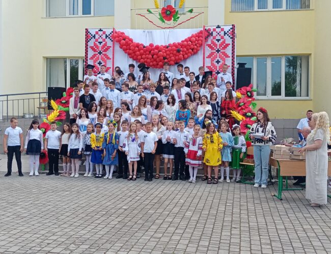 Настрій – прощально- травневий… 