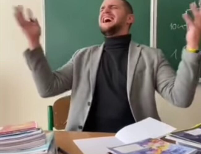 Наш учитель англійської мови на позитиві!